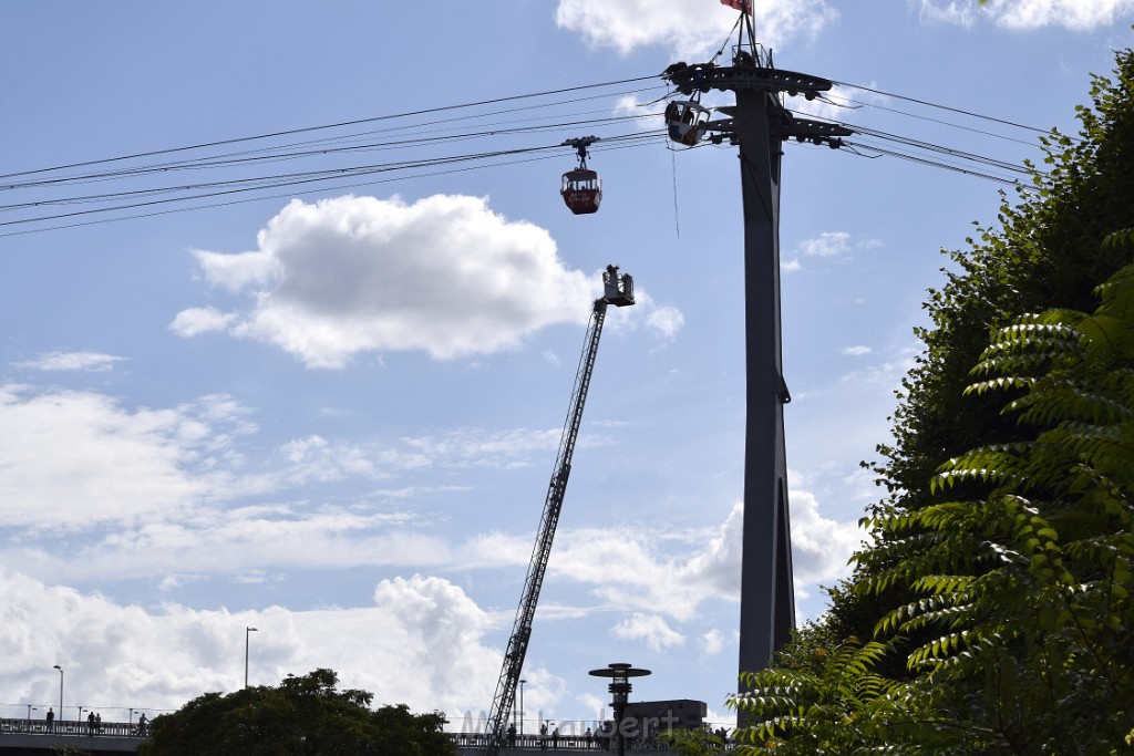 Koelner Seilbahn Gondel blieb haengen Koeln Linksrheinisch P103.JPG - Miklos Laubert